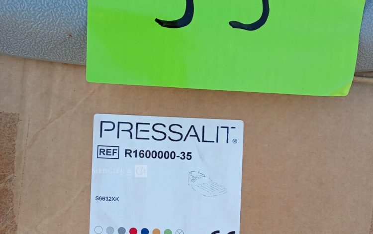 Autre Lot composé de 4 sièges de douche rabattables, de la marque PRESSALIT, modèle R1  88