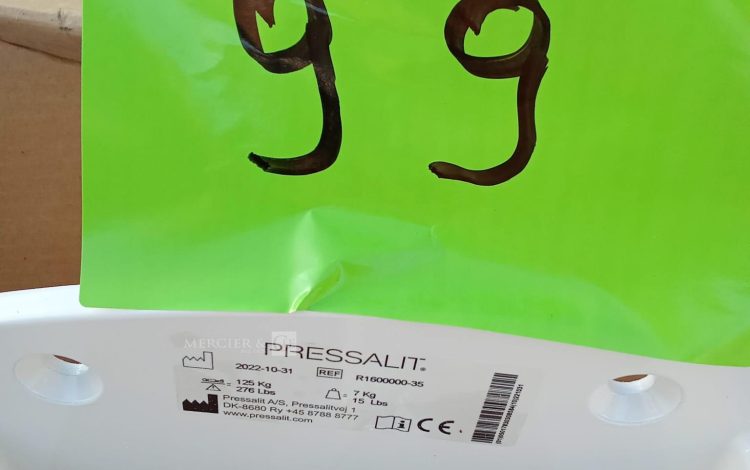 Autre Lot composé de 4 sièges de douche rabattables, de la marque PRESSALIT, modèle R1  88