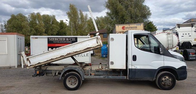 IVECO 35C13  BENNE SIMPLE CABINE COFFRE BLANC DV-708-LQ