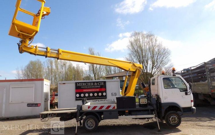 NISSAN CABSTAR 3,0 TD 125 CV AVEC NACELLE MULTITEL 160 ALU DS – DIESEL – 4774 HEURES BLANC DZ-453-YV