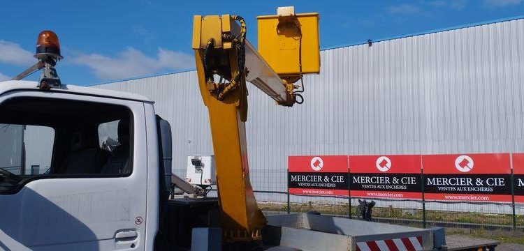 NISSAN CABSTAR 3,0 TD 125 CV AVEC NACELLE MULTITEL 160 ALU DS – DIESEL – 4774 HEURES BLANC DZ-453-YV