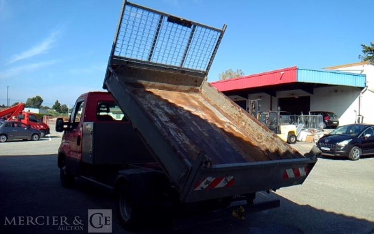 IVECO 35-130 BENNE SIMPLE CABINE COFFRE ROUGE EB-121-ZW