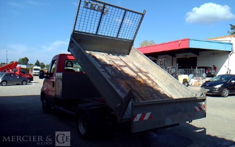 IVECO 35-130 BENNE SIMPLE CABINE COFFRE ROUGE EF-965-FT