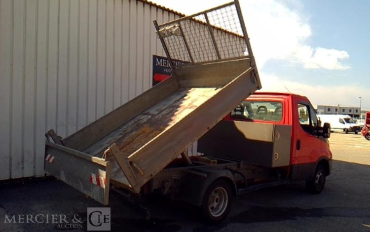 IVECO 35-130 BENNE SIMPLE CABINE COFFRE ROUGE EF-965-FT