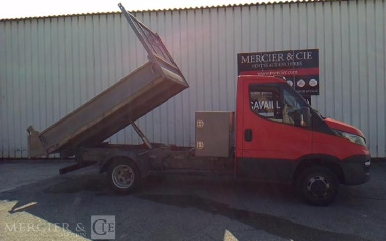 IVECO 35-130 BENNE SIMPLE CABINE COFFRE ROUGE EF-965-FT