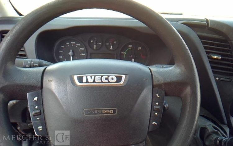 IVECO 35-130 BENNE SIMPLE CABINE COFFRE ROUGE EF-965-FT