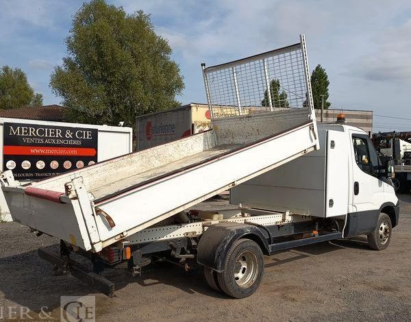IVECO DAILY VI 35C12 2,3D 16V 116CV BENNE AVEC COFFRE ACIER DIESEL – 112978 KMS BLANC FA-060-CK