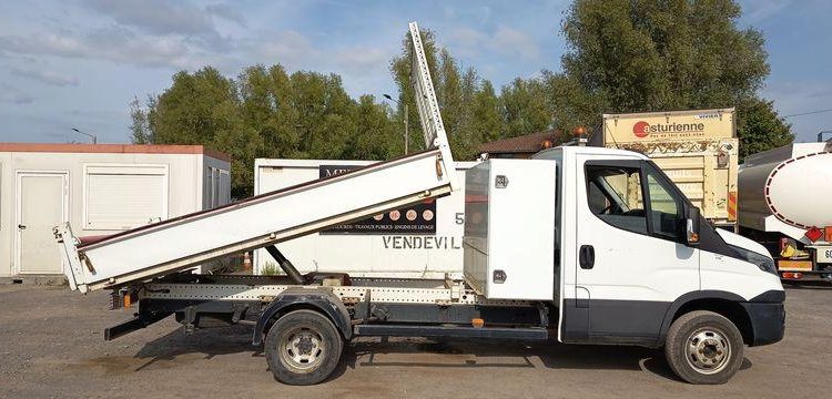 IVECO DAILY VI 35C12 2,3D 16V 116CV BENNE AVEC COFFRE ACIER DIESEL – 112978 KMS BLANC FA-060-CK