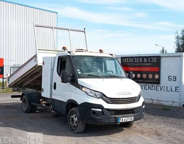 IVECO DAILY 35C12 BENNE AVEC COFFRE ACIER DIESEL – 136741 KMS – ANNEE 2018 BLANC FA-447-CK