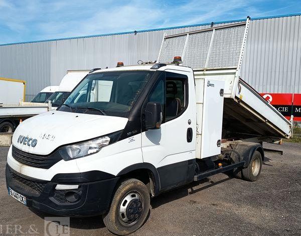 IVECO DAILY 35C12 BENNE AVEC COFFRE ACIER DIESEL – 136741 KMS – ANNEE 2018 BLANC FA-447-CK