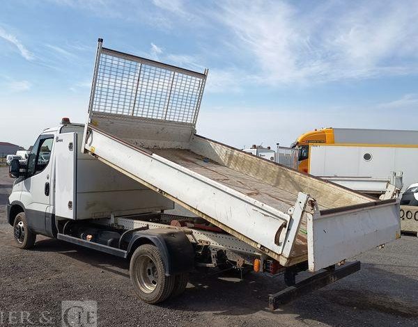 IVECO DAILY 35C12 BENNE AVEC COFFRE ACIER DIESEL – 136741 KMS – ANNEE 2018 BLANC FA-447-CK