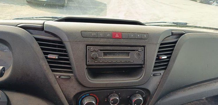 IVECO DAILY 35C12 BENNE AVEC COFFRE ACIER DIESEL – 136741 KMS – ANNEE 2018 BLANC FA-447-CK