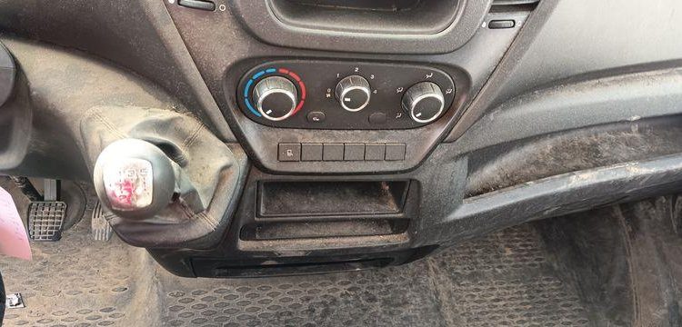 IVECO DAILY 35C12 BENNE AVEC COFFRE ACIER DIESEL – 136741 KMS – ANNEE 2018 BLANC FA-447-CK