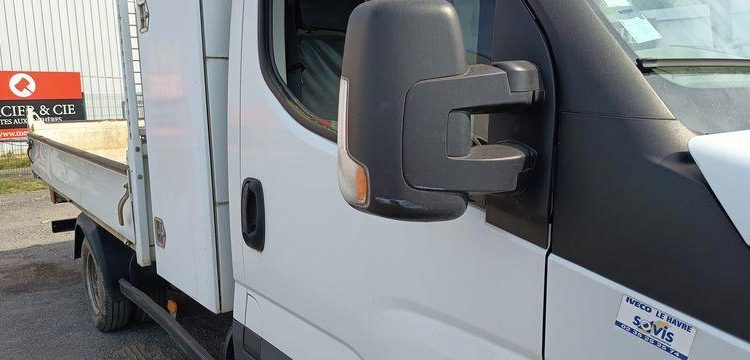 IVECO DAILY 35C12 BENNE AVEC COFFRE ACIER DIESEL – 136741 KMS – ANNEE 2018 BLANC FA-447-CK