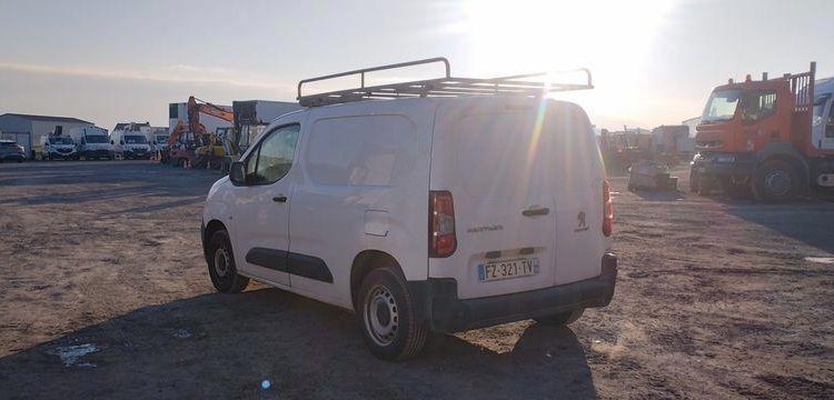 PEUGEOT PARTNER  1,5 BLUEHDI 100 CV – AN  2021 – 61697 KM AVEC GALERIE BLANC FZ-321-TV