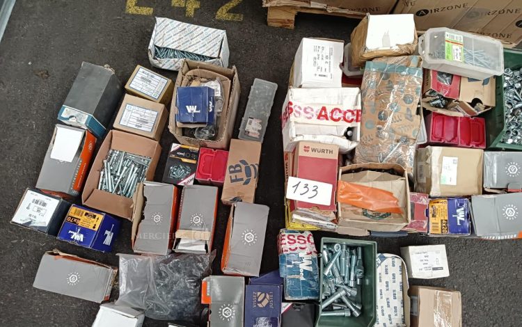 autre Grand lot de visserie , différentes modèles et marques  629