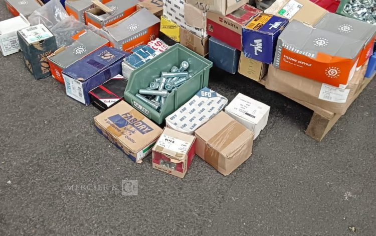 autre Grand lot de visserie , différentes modèles et marques  629