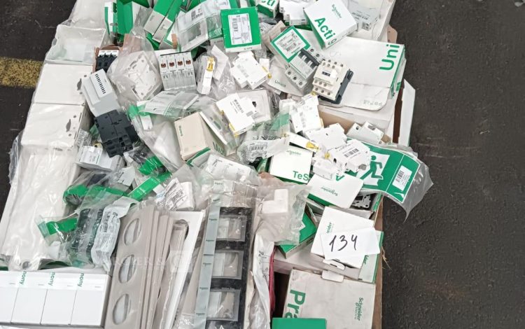 autre Palette d’articles d’électricité , différentes éléments , marque SCHNEIDER  630