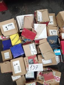 autre Grand lot d’écrous , différentes marque tailles , modèles et marques  633