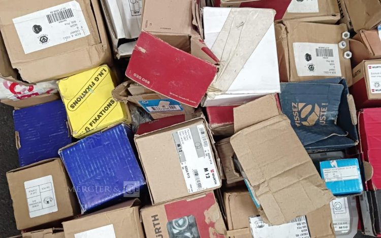 autre Grand lot d’écrous , différentes marque tailles , modèles et marques  633