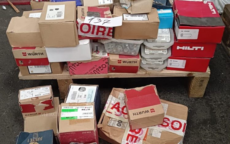 autre Grand lot d’écrous , différentes marque tailles , modèles et marques  633