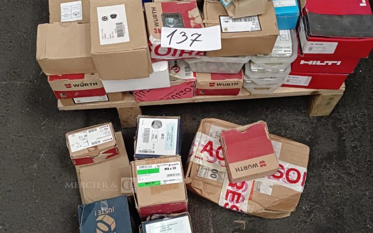 autre Grand lot d’écrous , différentes marque tailles , modèles et marques  633