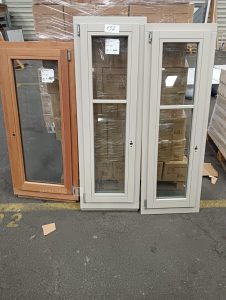 autre Lot de 3 fenêtres en bois, dont 2 de 51cm x 149cm et 1 fenêtres de 62cm x 136cm  653