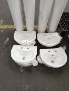 autre Lot de 4 lavabo sur pieds , couleur blanc , lavabo marque Armitage Shanks et les  674