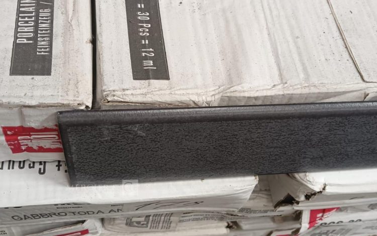 autre Lot d’environ 648 ml de plinthes de 8cm x 40cm , couleur gabbro  anthracite  675