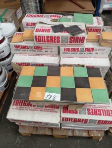 autre Lot comprenant environ 23m2 de faïence couleur orange , environ 22m2 faïence cou  684
