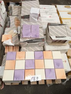 autre Lot comprenant environ 13,5m2 de faïence couleur violet , 10m2 de faïence couleu  685