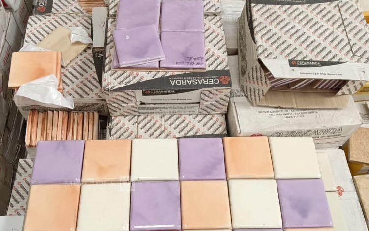 autre Lot comprenant environ 13,5m2 de faïence couleur violet , 10m2 de faïence couleu  685