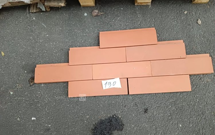 autre Lot d’environ 80m2 de plaquette de parement pour façade . Dimension 9cm x 34cm  686
