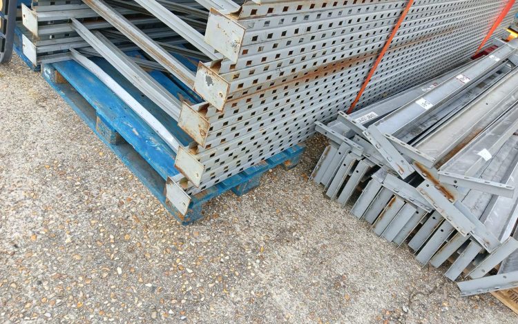 autre Lot d’environ 25ml de racks avec 2 étagères, dimensions: 110cm x 520cm  520