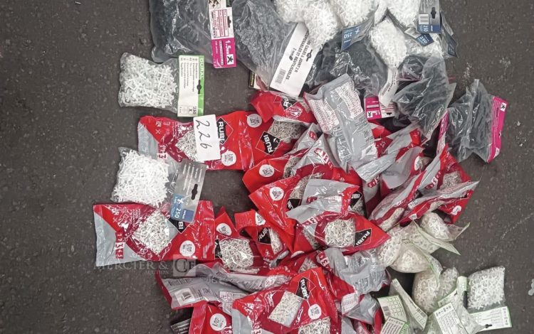 autre Lot comprenant croisillons pour carrelage dont , 19 sachets de 1mm , 19 sachets  722