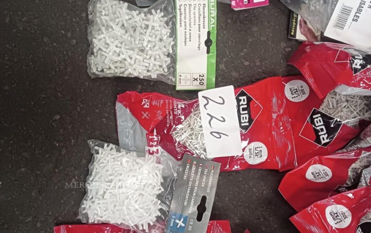 autre Lot comprenant croisillons pour carrelage dont , 19 sachets de 1mm , 19 sachets  722