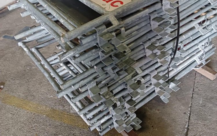 autre Lot de 30 gardes de corps pour échafaudage de 0,65cm , marque ALTRAD  , Plettac  550