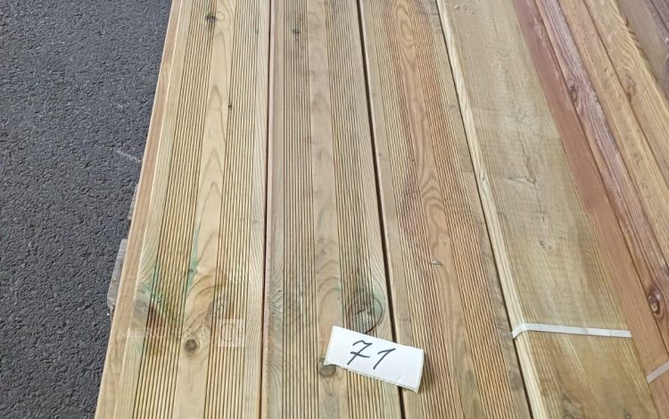 autre Lot comprenant environ 50m2 de lames pour terrasse en bois, chaque lame à enviro  568
