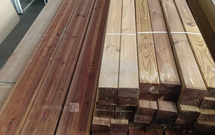 autre Lot comprenant environ 60m2 de lames pour terrasse en bois, chaque lame à enviro  570