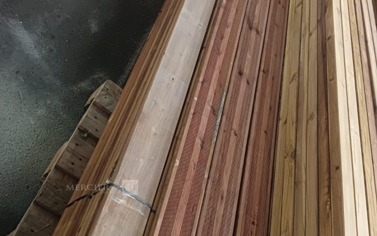 autre Lot comprenant environ 60m2 de lames pour terrasse en bois, chaque lame à enviro  570