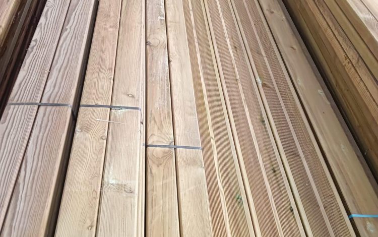 autre Lot comprenant environ 60m2 de lames pour terrasse en bois , chaque lames à envi  571