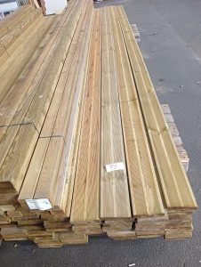 autre Lot comprenant environ 60m2 de lames pour terrasse en bois , chaque lames à envi  572