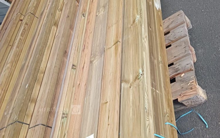 autre Lot comprenant environ 60m2 de lames pour terrasse en bois , chaque lames à envi  572