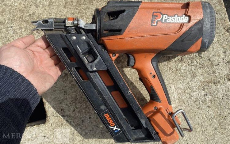 PASLODE LOT DE 4 CLOUEURS ELECTRIQUE PASLODE  BT050