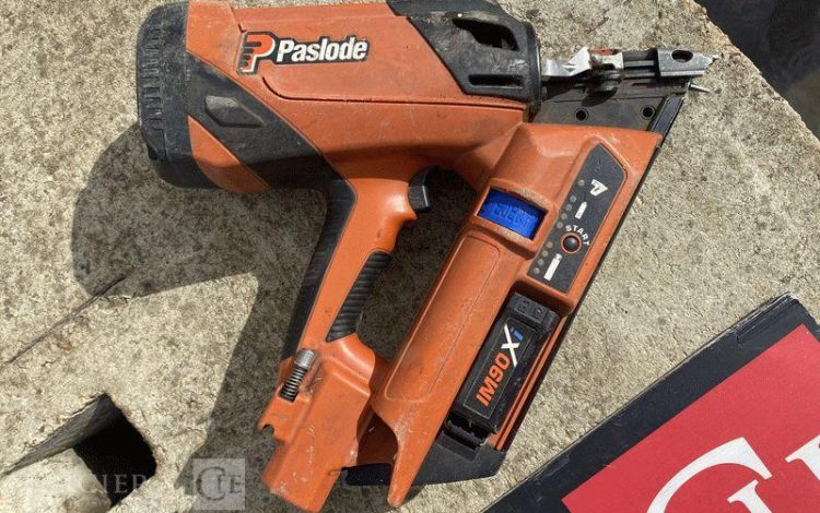 PASLODE LOT DE 4 CLOUEURS ELECTRIQUE PASLODE  BT050