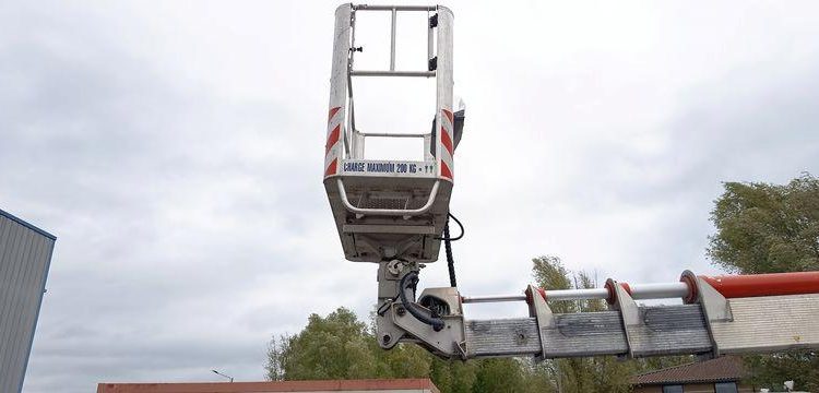 RENAULT MAXITY AVEC NACELLE MULTITEL MT222AZ 22M ROUGE CM-762-BD