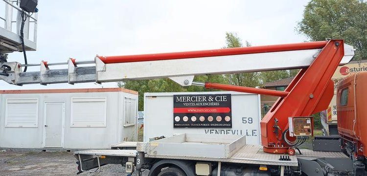 RENAULT MAXITY AVEC NACELLE MULTITEL MT222AZ 22M ROUGE CM-762-BD