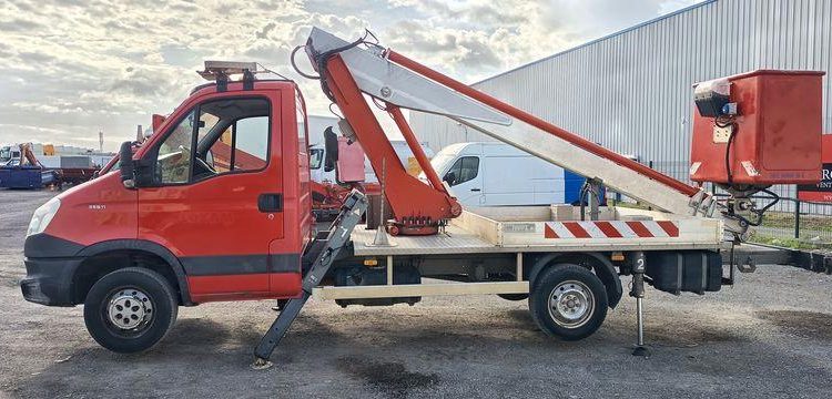 IVECO DAILY 35S11 AVEC NACELLE MULTITEL 160 ALU/DS – 16M – 2755 HEURES – 94713 KMS ROUGE CR-063-RT