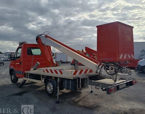 IVECO DAILY 35S11 AVEC NACELLE MULTITEL 160 ALU/DS – 16M – 2755 HEURES – 94713 KMS ROUGE CR-063-RT