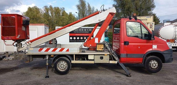 IVECO DAILY 35S11 AVEC NACELLE MULTITEL 160 ALU/DS – 16M – 2755 HEURES – 94713 KMS ROUGE CR-063-RT